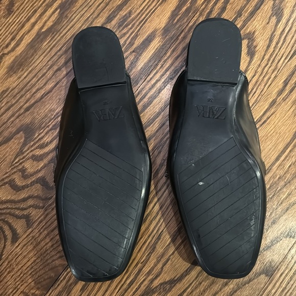 Z Zara Women’s 38/7.5 Slip On Loafer Faux Leather Shoe Large Gold Painted Chain - Picture 5 of 6